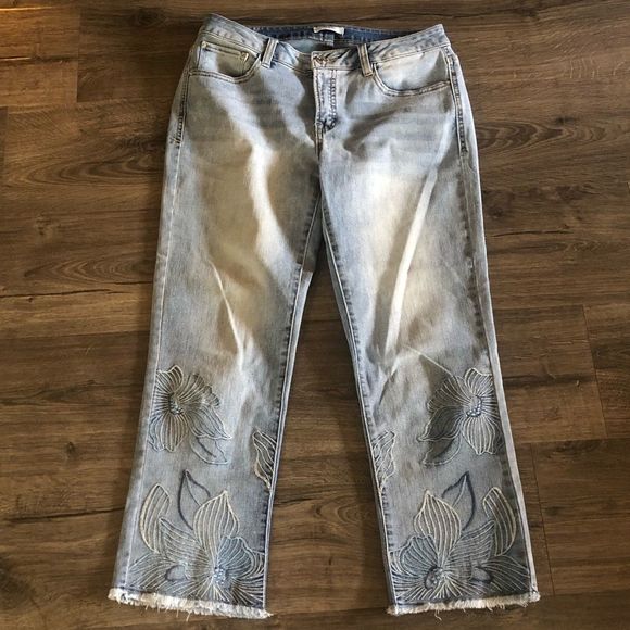 Kensie Denim - Kensie floral embroidered cropped jeans size 8/29